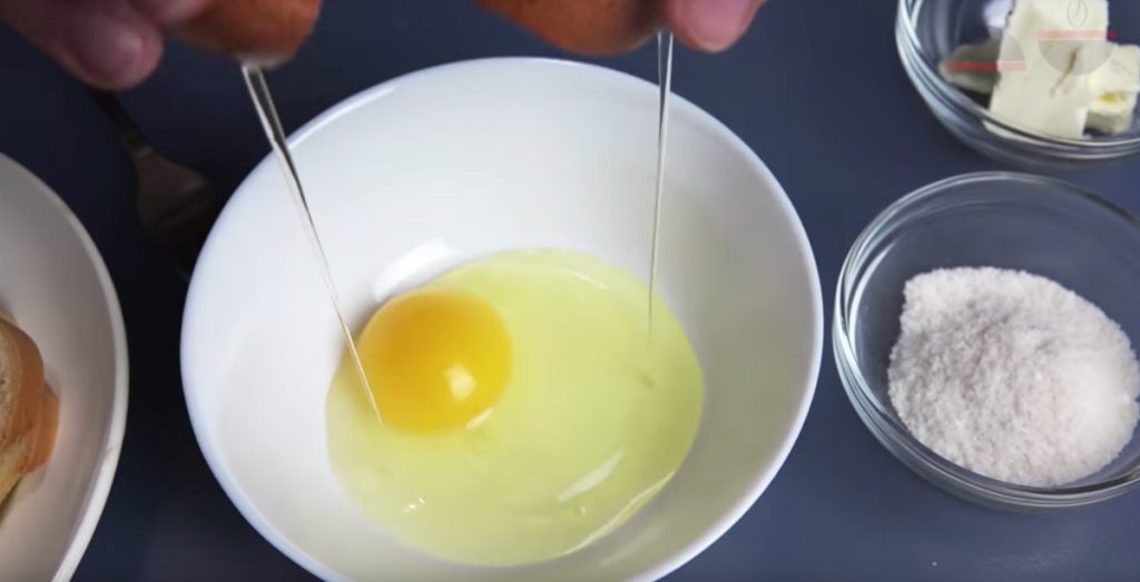 Яйцо в тарелке