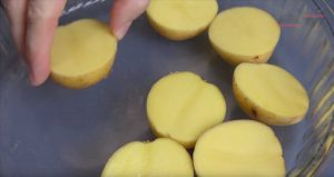 Разрезаю картошку