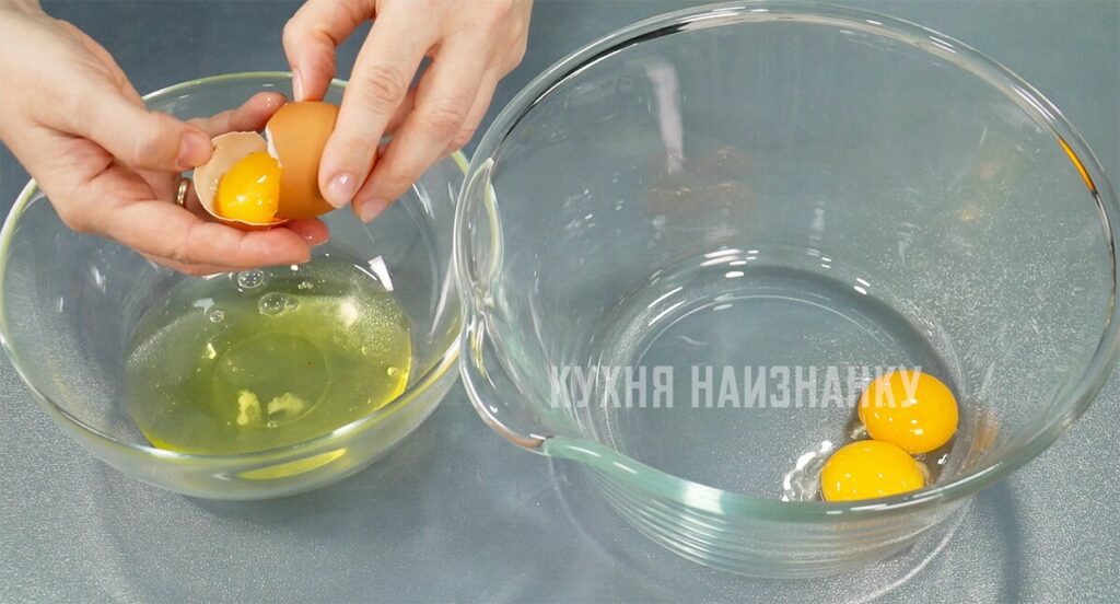 Яйца в миску