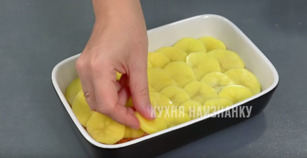 Выкладываю картофель