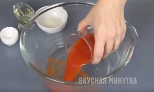 ТОматный сок в миску